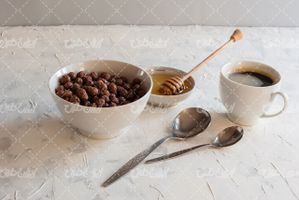 تصویر با کیفیت شکلات همراه با ظرف عسل و قاشق