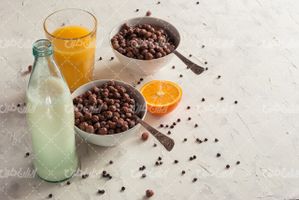 تصویر با کیفیت بطری شیشه ای شیر همراه با آب میوه و شکلات