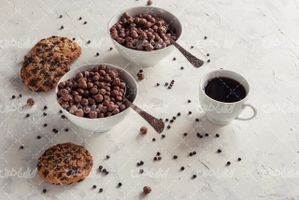 تصویر با کیفیت فنجان قهوه همراه با بیسکویت و شکلات
