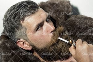 تصویر با کیفیت آرایشگاه مردانه همراه با ریش و سبیل رنگ شده