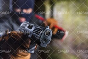 تصویر با کیفیت سارق مسلح همراه با دزد نقاب دار و کلاه فیس