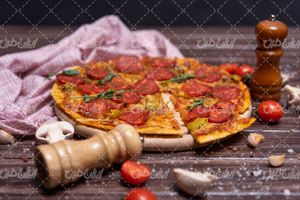 تصویر با کیفیت پیتزا همراه با فست فود و اغذیه