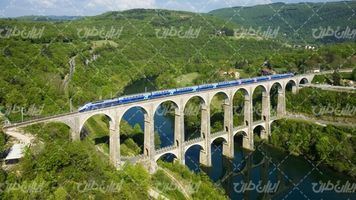 تصویر با کیفیت منظره زیبای پل همراه با قطار و چشم انداز زیبا