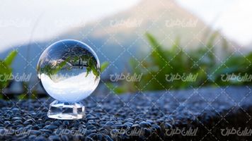 تصویر با کیفیت گوی شیشه ای همراه با گوی زیبا و سنگ فرش