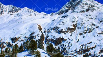 تصویر با کیفیت کوهستان همراه با کوه و منظره زیبای برفی