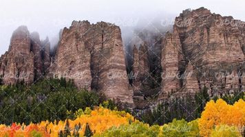 تصویر با کیفیت منظره زیبای صخره همراه با مه و فصل پاییز