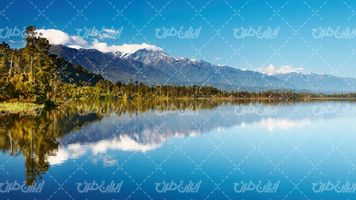 تصویر با کیفیت منظره زیبای دریاچه همراه با کوه و چشم انداز جنگل