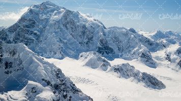 تصویر با کیفیت منظره زیبای کوهستان همراه با چشم انداز زمستان و برف