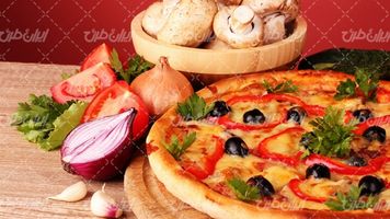 تصویر با کیفیت فست فود همراه با پیتزا و گوجه فرنگی