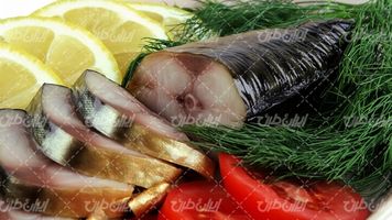 تصویر با کیفیت گوشت ماهی همراه با لیمو و گوجه فرنگی