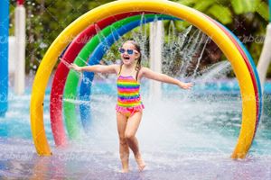 تصویر با کیفیت آب بازی همراه با پارک آبی و ورزش های آبی
