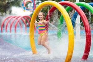 تصویر با کیفیت آب بازی همراه با پارک آبی و ورزش های آبی
