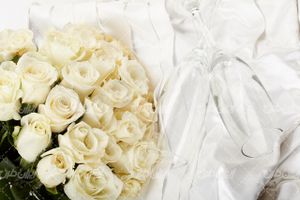 تصویر با کیفیت دسته گل سفید همراه با گل رز و گل طبیعی