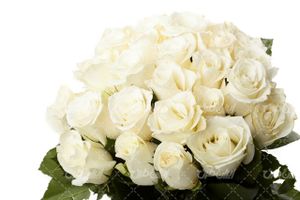 تصویر با کیفیت دسته گل تزئین شده همراه با گل رز و گل طبیعی