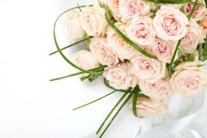تصویر با کیفیت دسته گل تزئین شده همراه با گل رز و گل طبیعی
