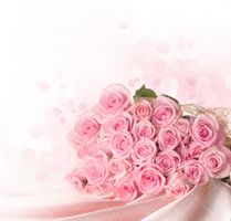 تصویر با کیفیت دسته گل رز همراه با گل رز و گل طبیعی