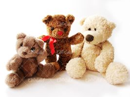 تصویر با کیفیت عروسک همراه با اسباب بازی و خرس عروسکی