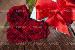 تصویر با کیفیت گل رز همراه با گلفروشی و شاخه گل