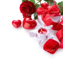 تصویر با کیفیت دسته گل رز طبیعی قرمز همراه با شمع و دسته گل
