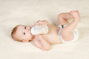 بچه با شیشه شیر