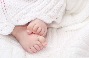 پای کودک پای بچه پای نوزاد پتوی سفید