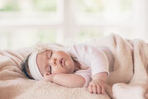 عکاسی آتلیه کودک پتو نوزاد خردسال بچه گل سر