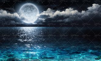 تلالو نور ماه در آب دریا کره ماه ابر آسمان شب