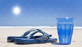 ساحل دریا کفش راحتی لیوان آب شن ماسه خورشید
