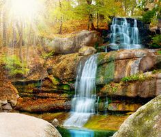 آبشار جنگا پاییز برگ ریزان تالو خورشید آب منظره
