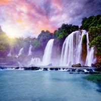 منظره زیبایی از آبشار و دریاچه جنگل