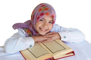 دختر بچه در حال قرآن خواندن