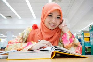 شال و روسری کتابخانه و حجاب اسلامی
