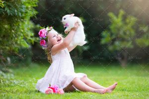 آتلیه کودک دختربچه با تاج گل خرگوش