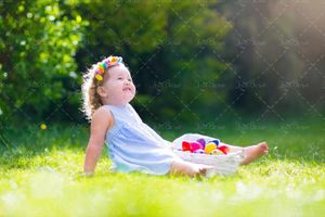 آتلیه کودک دختربچه در باغ