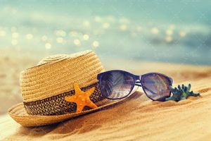ساحل شنی و صدف های دریایی عینک آفتابی کلاه