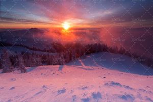 منظره کوهستان کوه برفی آسمان ابری و غروب آفتاب 2