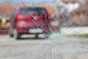 شیشه ی شکسته ماشین تصادف