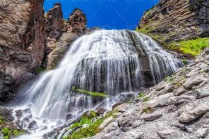 منظره و طبیعت زیبای آبشار و کوه