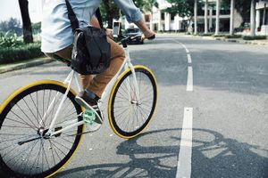 دوچرخه سوار وسیله نقلیه درون شهری