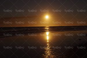 منظره و چشم انداز دریا آبی و ساحل در شب 2