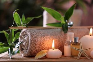 شمع میز چوبی حوله ماساژ