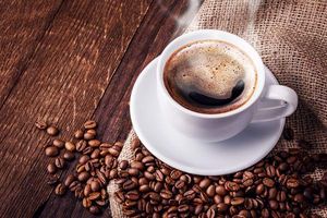 فنجان قهوه دانه های قهوه نوشیدنی تلخ
