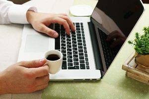 لپ تاپ رایانه قابل حمل فنجان قهوه