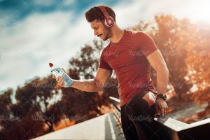 ورزشکار دونده بطری آب ورزشی