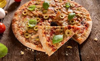 پیتزا با تزئین زیتون فست فود