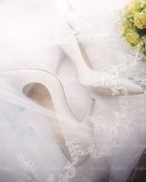 کفش سفید عروس لباس عروس