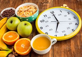 صبحانه اسنک به همراه شیر