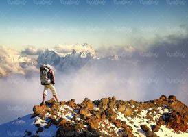 کوهنوردی صخره نوردی صعود به قله منظره مه غلیظ