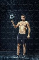 تمرین با توپ فوتبالیست ورزش زیر باران قطرات آب1