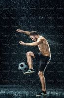 تمرین با توپ فوتبالیست ورزش زیر باران قطرات آب2